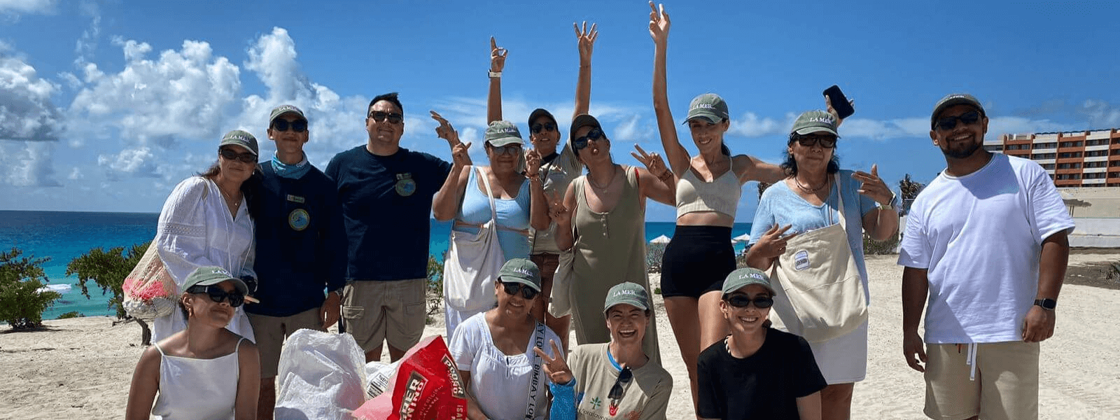 Limpieza de playa en Cancún con la marca La Mer de Estee Lauder